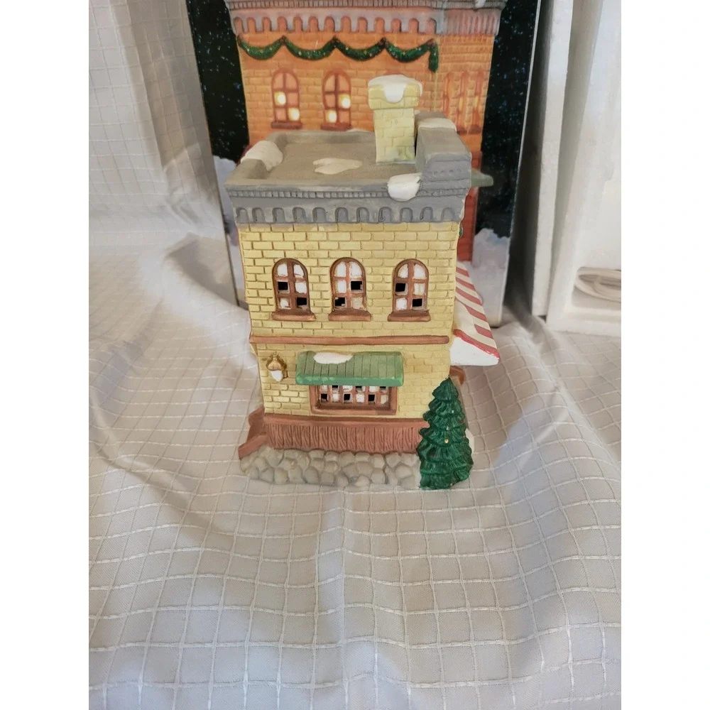 Holiday Expressions Dickens Collectables Porcelain Lighted Coffee Shop Village